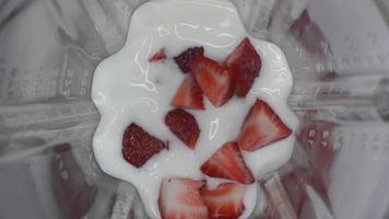 vue de dessus de fraises et de yaourt video