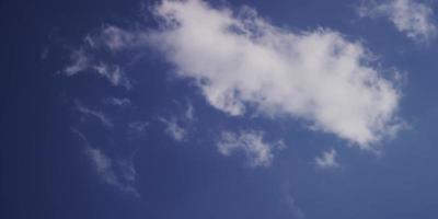 Laps de temps des nuages altocumulus traversant la scène de droite à gauche avec rayon de soleil de droite 4k video