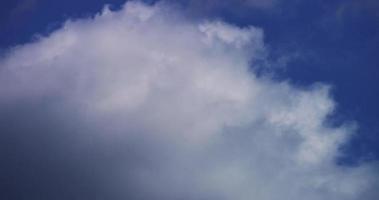 Zeitraffer von Cirrucumulus- und Cumuluswolken, die sich in unterschiedlicher Höhe bewegen, mit kleinen Wirbeln in 4 km video