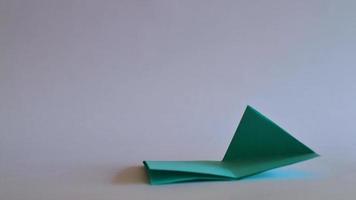 detener el movimiento del barco de papel origami en 4k video