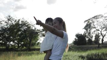 feliz madre e hija pasar tiempo juntos al aire libre, señalando con el dedo a algo video