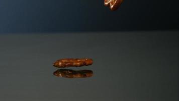 pretzels vallen en stuiteren in ultra slow motion (1500 fps) op een reflecterend oppervlak - pretzels phantom 001 video