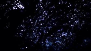 Vista superior del agua oscura ondulada con reflejos de luz video