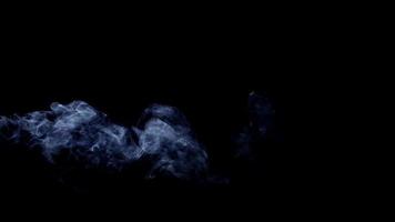 effet de fumée génial se déplaçant lentement et dessinant des spirales sur fond sombre en 4k video