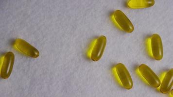 roterend beeldmateriaal dat van vitaminen en pillen is ontsproten - vitaminen 0055