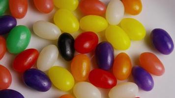 roterende opname van kleurrijke Pasen jelly beans video