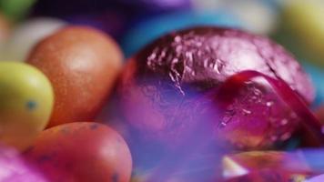 foto rotativa de doces de páscoa coloridos em uma cama de grama de páscoa - páscoa 195 video