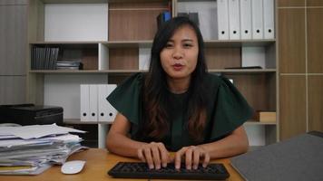 wütender Chef schimpft weibliche Angestellte video
