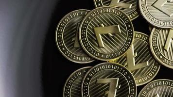 rotierende Aufnahme von Bitcoins (digitale Kryptowährung) - Bitcoin Litecoin 230 video