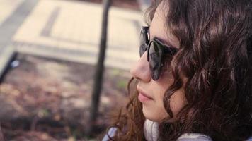 mujer joven con gafas de sol video