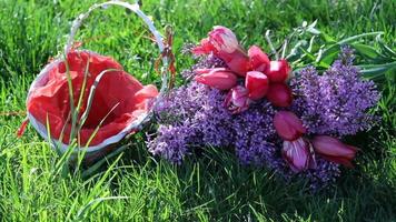 panier lilas et tulipes video