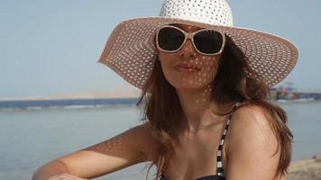 jonge vrouw zonnebaden op het strand video