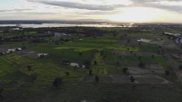 vidéo d'un drone haut de gamme avec coucher de soleil en arrière-plan. video