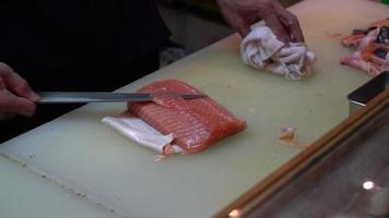 rebanar salmón fresco crudo video