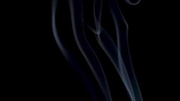 sequência de redemoinhos de fumaça em fundo escuro video