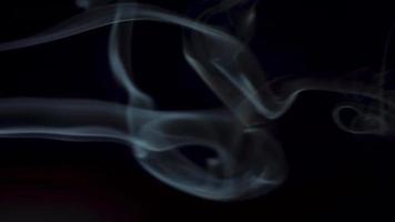 líneas de humo sobre fondo oscuro, movimientos horizontales video