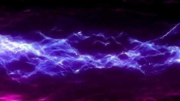 Cadenas de luz púrpura brillante que brillan intensamente en fondo negro video