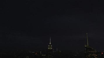 Vista de la azotea del Empire State Building en la noche 4k video