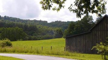 uma vista das colinas em um local rural video