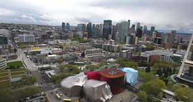 Beschleunigte Drohnenaufnahmen über der Skyline von Seattle video