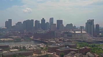 vista del centro di boston con ponte 4k video