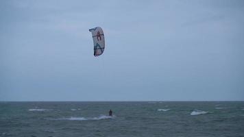 surfeur de parachute 4k video