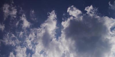 lapso de tempo de nuvens altocúmulos se aproximando da câmera com raios de sol em 4k video