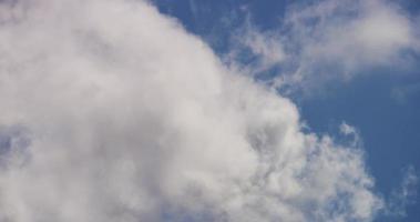 lapso de tempo de nuvens cúmulos suaves e brilhantes movendo-se da esquerda para a direita no céu azul em 4k video