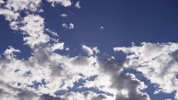 Laps de temps des nuages altocumulus se déplaçant lentement sur un ciel bleu vif avec une fusée éclairante en 4k video