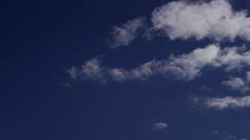 Laps de temps de petits nuages altocumulus quittant la scène sur un ciel bleu clair en 4k video