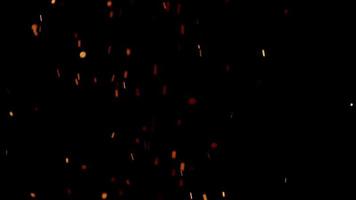 des braises de feu chaud créant des vagues incandescentes sur l'obscurité en 4k video
