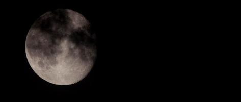 nachtscène met volle maan die langzaam beweegt met zwarte wolken op de voorgrond in 4k