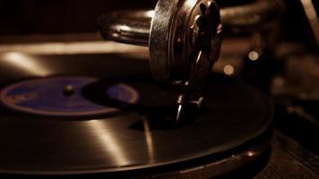 dunkle extra Nahaufnahme des Plattenspielers, der sich auf die Nadel konzentriert und eine Vinyl-CD mit lila Etikett in 4k abspielt video