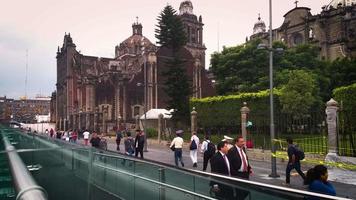 Menschen gehen in der Nähe des Hauptplatzes und der Kathedrale