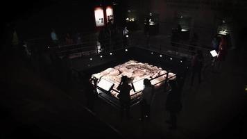 Escena oscura de visitantes en la galería del museo del templo mayor video