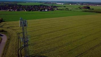 drone in orbita attorno a una torre radio video