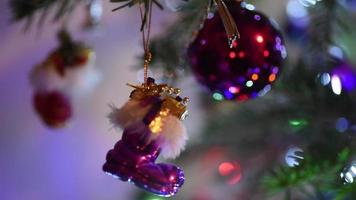 Decoración navideña cerca de un adorno de arranque video
