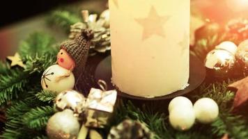 decoração de natal close-up. lâmpada elétrica brilhar com elementos de natal como decoração para férias close-up rack foco macro video