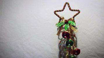 jingle bell-decoratie met lampjes in glazen pot video