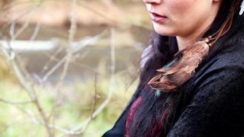 femme viking évoque un objet imaginaire avec les mains video