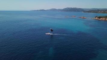 drone segue o barco pára-quedas 1. 4k video