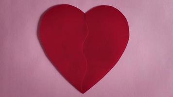 Letras de 14 de fevereiro e coração vermelho