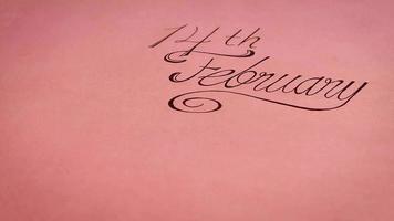 Letras de 14 de fevereiro com presentes em fundo rosa quente