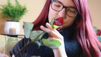 Valentinstag Geschenk. junges Mädchen, das auf einer roten Rose riecht video