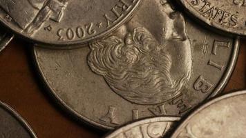 rotierende Stock Footage Aufnahme von amerikanischen Geldmünzen - Geld 0256 video
