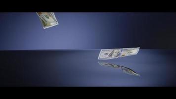 American $ 100 factures tombant sur une surface réfléchissante - argent 0017 video