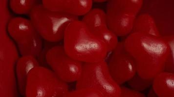 rotierende Stock Footage Aufnahme von Valentinstag Süßigkeiten - Valentinstag 025 video