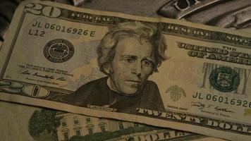 rotierende Stock Footage Aufnahme der amerikanischen Papierwährung auf einem amerikanischen Adlerschild Hintergrund - Geld 0404 video