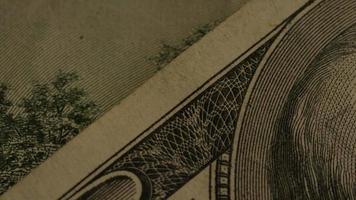rotierende Stock Footage Aufnahme der amerikanischen Papierwährung auf einem amerikanischen Adlerschild Hintergrund - Geld 0422 video