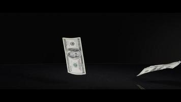 American $ 100 factures tombant sur une surface réfléchissante - argent 0012 video